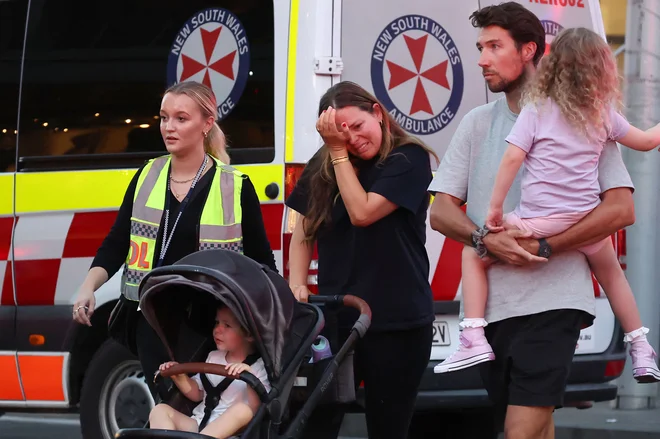 V nakupovalnem središču v avstralski metropoli Sydney naj bi zabodli več ljudi. FOTO: David Gray/Afp