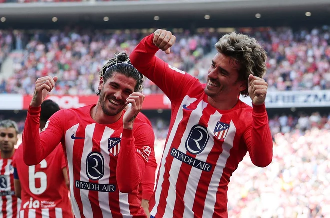Antoine Griezmann in Rodrigo De Paul sta se veselila prvega gola za Atletico Madrid proti Gironi. FOTO: Violeta Santos Moura/Reuters