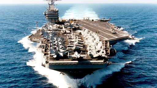 Fotografija je simbolična: na njej USS George Washington (CVN73) pluje v Arabskem morju. Ladja je bila leta nazaj naročena v Arabski zaliv kot odgovor na naraščajoče napetosti med Združenimi narodi in Irakom. FOTO: Reuters Pictures
