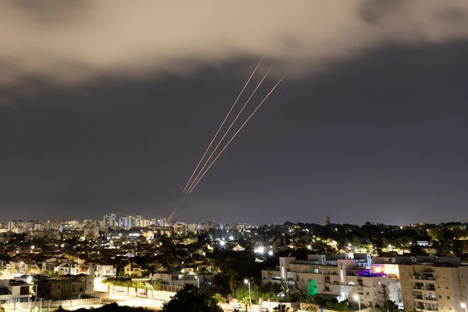 Izraelski protiraketni sistem je uniči številna iranska brezpilotna letala. FOTO: Amir Cohen/Reuters