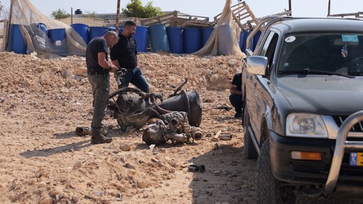 Policist pregleduje ostanke raketnega pospeševalnika, ki je po poročanju izraelskih oblasti kritično ranil 7-letno deklico. FOTO: Christophe Van Der Perre/Reuters