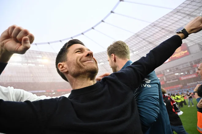 Španski trener Xabi Alonso je veliki junak sezone, v kateri Bayer sploh še ni okusil grenkobe poraza v nobenem od tekmovanj. FOTO: Ina Fassbender/AFP