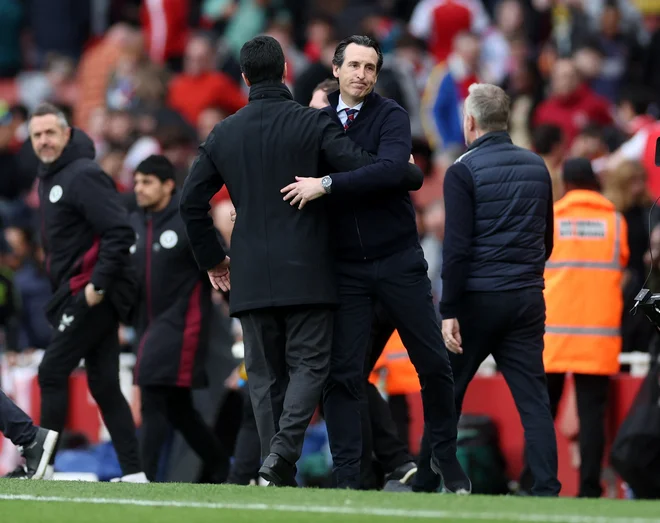 Mikel Arteta je lahko le čestital zmagovalcu španskega trenerskega dvoboja Unaiju Emeryju. FOTO: Paul Childs/Action Images Via Reuters