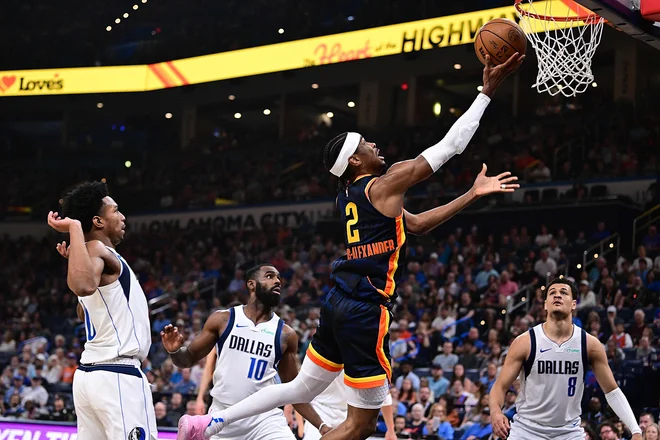 V zadnji tekmi prvega dela sezone lige NBA se je Oklahoma poigravala z Dallasom, ki je igral brez najboljših košarkarjev. Najboljši strelec Oklahome Shai Gilgeous-Alexander je imel tudi pripravljalno tekmo za iločilne dvoboje. FOTO: Joshua Gateley/Getty Images Via AFP
