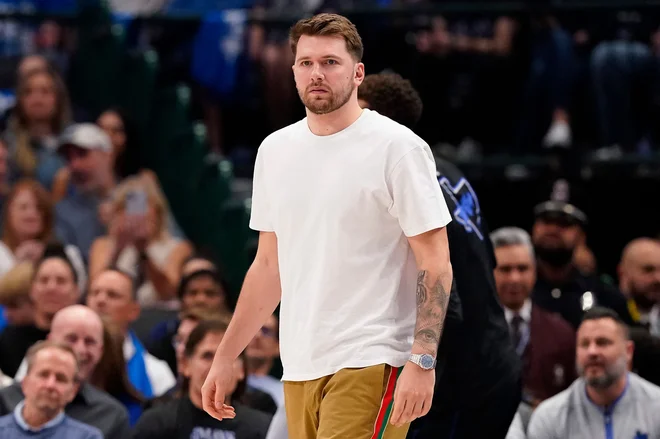 Najboljši strelec lige NBA Luka Dončić je počival. FOTO: Sam Hodde /Getty Images Via AFP