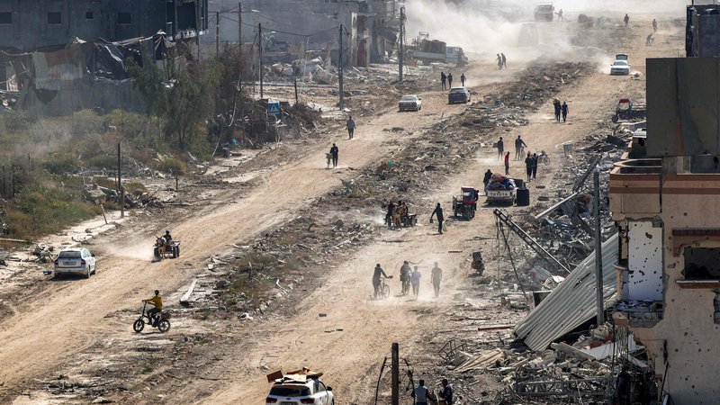 Fotografija: Palestinci hodijo mimo uničenih stavb v Han Junisu na jugu Gaze FOTO: AFP