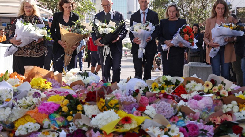 Fotografija: Pred nakupovalnim središčem Bondi je ogromno rož, s katerimi so se ljudje poklonili žrtvam napada. Na fotografiji (v sredini) avstralski premier Anthony Albanese. FOTO: David Gray/AFP