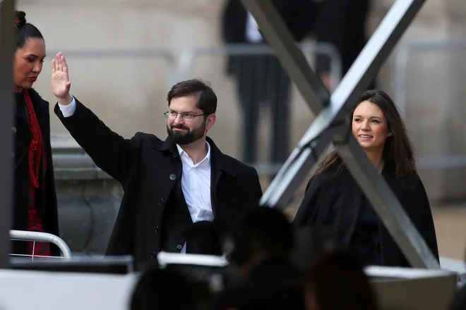 Novi latinskoameriški voditelji, kot je predsednik Čila Gabriel Boric, imajo enakopravne sopotnice, kot je njegovo nekdanje dekle Irina Karamanos (na fotografiji desno). FOTO: Iván Alvarado/Reuters