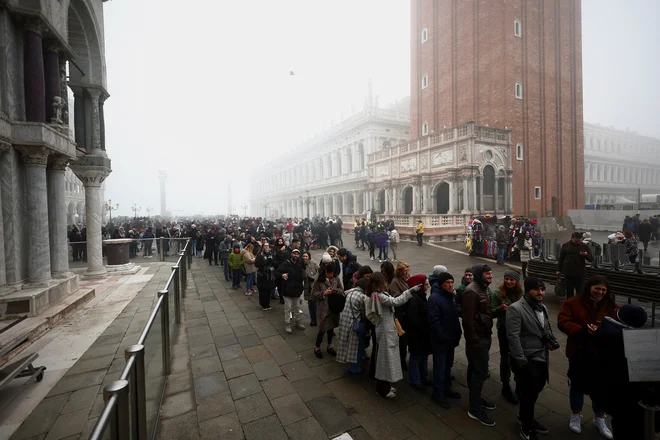 Takšna je bila vrsta pred baziliko svetega Marka v zadnjih dneh januarja. FOTO: Guglielmo Mangiapane/Reuters