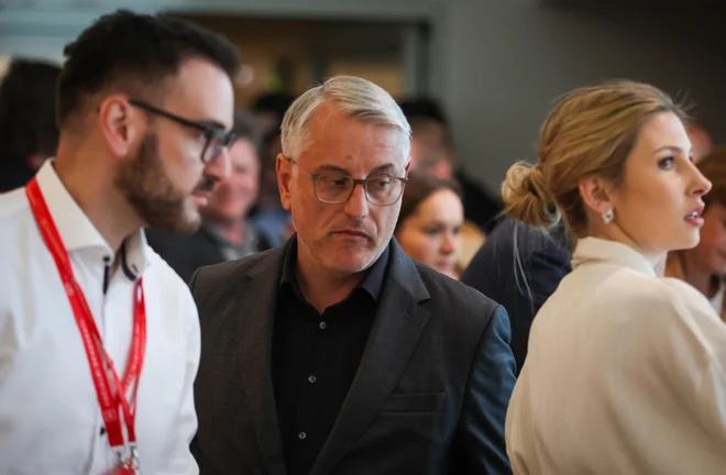 Na kritike Janija Prednika, da bo Matjaž Han nadaljeval prakse, ki so jih privedle v sedanji položaj, je ta odgovoril, da se je sam prvič potegoval za kakšno funkcijo v stranki. Da pa so bili nekateri tudi v dosedanji ekipi njeni podpredsedniki. FOTO: Matej Družnik