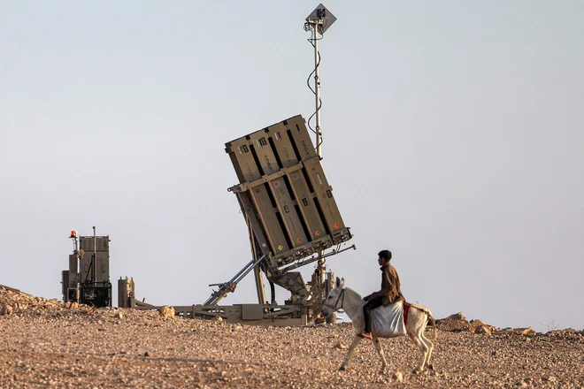 O protinapadu na Izrael je iranski režim prek Švice dva dni prej obvestil Združene države. FOTO: Ahmad Gharabli/AFP