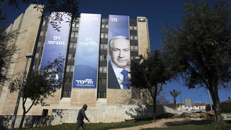 Fotografija: Vprašanje je le, ali je krvoločni Netanjahu še dovolj trezen, da bi se lahko zavedal, kako lahko zmago mu je v globalni sobi, v kateri ni enega samega odraslega človeka, podaril iranski režim. FOTO: Ronen Zvulun/Reuters