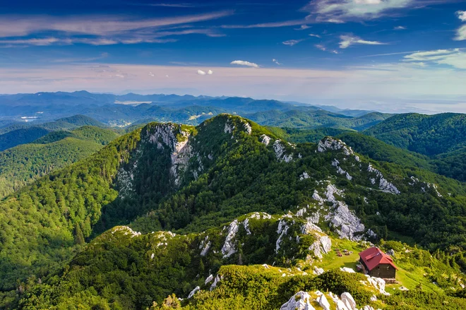 Vrh Risnjaka je že od daleč prepoznaven po skalah Velikega in Južnega Malega Risnjaka s sedlom med njima, na katerem je planinska postojanka. FOTO: Zoran Jelača