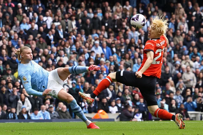33. krog angleške Premier League je prinesel dve veliki presenečenji. Liverpool je na Anfieldu presenetljivo izgubil proti Crystal Palaceu (0:1), točkovno ničlo je vknjižil tudi Arsenal, ki je doma klonil pred Aston Villo (0:2). Poraza največjih tekmecev letošnjega prvenstva se je najbolj razveselil Manchester City, ki je svojo nalogo tokrat opravil z odliko, saj je v soboto s 5:1 gladko odpravil Luton Town in se zavihtel na vrh lestvice. Po 32 odigranih tekmah ima 2 točki naskoka pred Arsenalom in Liverpoolom. Foto: Darren Staples/Afp