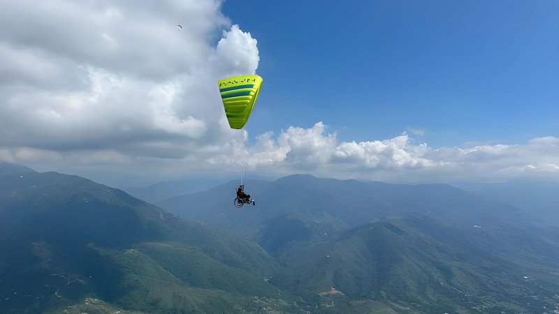 Fotografija: Ni ovir, tudi za letenje s padalom ne. FOTO: Zveza paraplegikov Slovenije