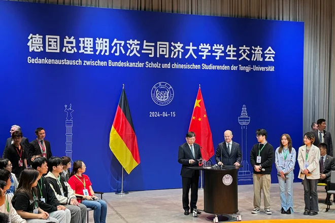 Kancler Olaf Scholz je med tridnevnim obiskom na KItajskem obiskal tudi univerzo Tongji v Šanghaju, kjer je govoril tudi o pomenu poštene konkurence. FOTO: Andreas Rinke/REUTERS