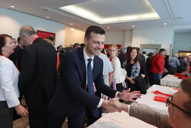 Poteza Prednika sicer sledi sobotnemu volilnemu kongresu SD, na katerem sam ni uspel s kandidaturo za predsednika stranke. Uspel mu ni niti preboj v drug krog glasovanja, je pa v slednjem podprl Hanovega protikandidata Milana Brgleza, saj da gre njegova podpora kandidatu, ki pomeni spremembo dosedanjih praks. FOTO: Matej Družnik