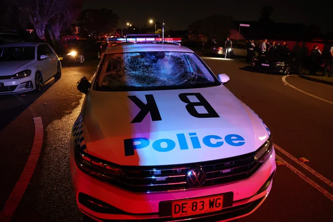 Ranjena sta bila najmanj dva policista, ki so ju odpeljali v bolnišnico. FOTO: David Gray/AFP