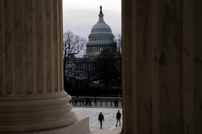 95 milijard dolarjev vreden paket pomoči, namenjen Ukrajini in Izraelu, že od februarja čaka na potrditev v kongresu. FOTO: Nathan Howard/Reuters