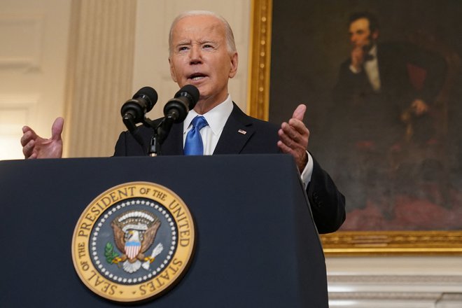 Ameriški predsednik Joe Biden je vodjo predstavniškega doma pozval, naj skliče glasovanje o predlogu pomoči. FOTO: Reuters/Kevin Lamarque