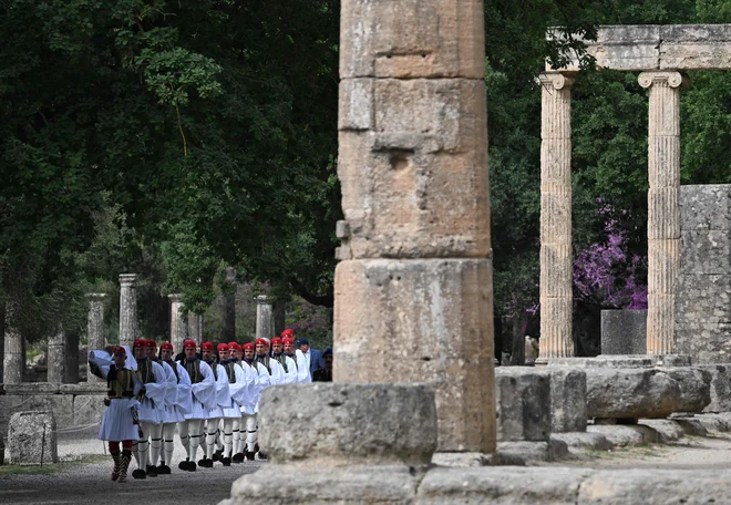 Deset tisoč nosilcev bakle bo poneslo ogenj čez 64 francoskih ozemelj. FOTO: Aris Messinis/AFP