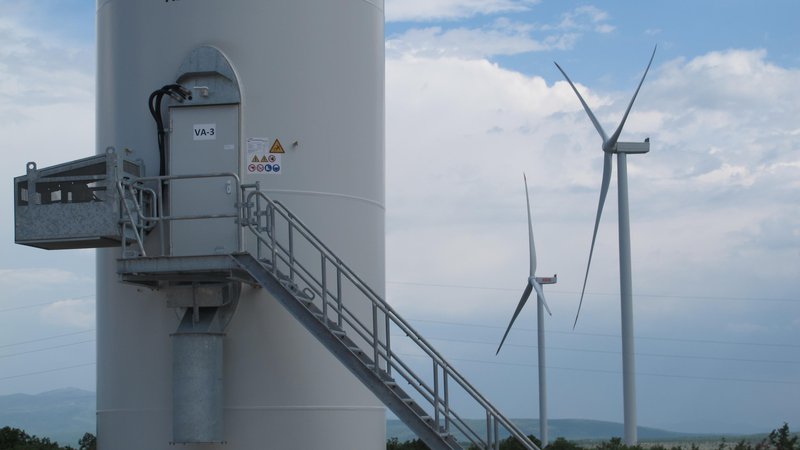 Fotografija: Ko vetrnice proizvajajo viške elektrike, bi jih v enotnem evropskem trgu lahko prenesli drugam. FOTO: Borut Tavčar/Delo
