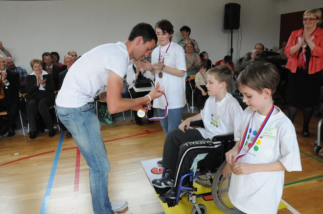 V vseh teh letih so jih z obiskom počastili mnogi slovenski športniki in podprle mnoge institucije. Na fotografiji biatlonec Jakov Fak med podeljevanjem medalj. FOTO: arhiv Bolnišnične šole