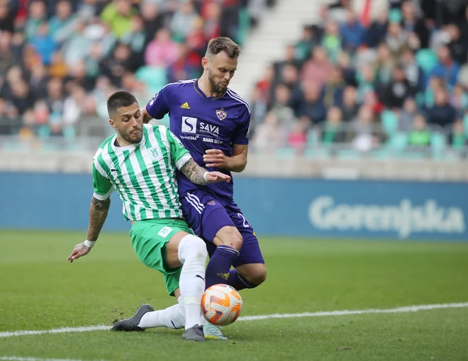 V Stožicah se obeta pravi derbi z odličnim nabojem na zelenici, vprašanje pa je, kako polne bodo ob terminu sredi tedna tribune nacionalnega štadona. Foto Jože Suhadolnik