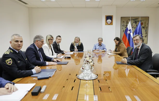Ministra za notranje zadeve in vzgojo in izobraževanje sta se pogovarjala o grožnji, ki je bila preko spletnega portala dana slovenskim šolam. FOTO: Jože Suhadolnik/Delo