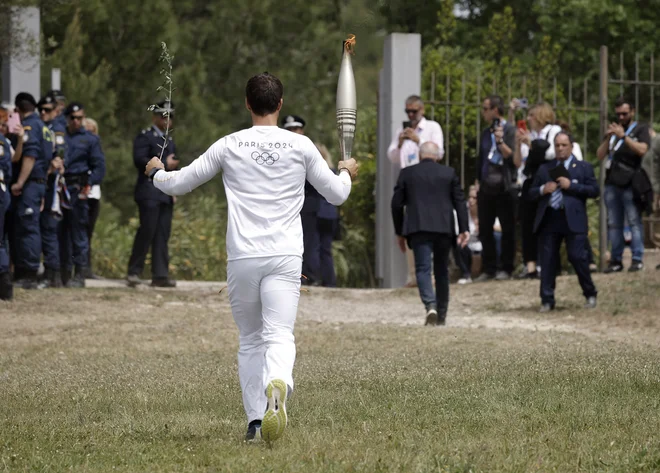 Plamen bo potoval čez sedem grških otokov, deset arheoloških najdišč in se ustavil tudi na Akropoli, glavni znamenitosti Aten, kjer bo prenočil ob Partenonu. FOTO: Louisa Gouliamaki/Reuters