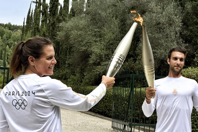 Plamen je kot druga nosilka prevzela francoska plavalka Laure Manaudou. FOTO: Vasilis Psomas/Reuters