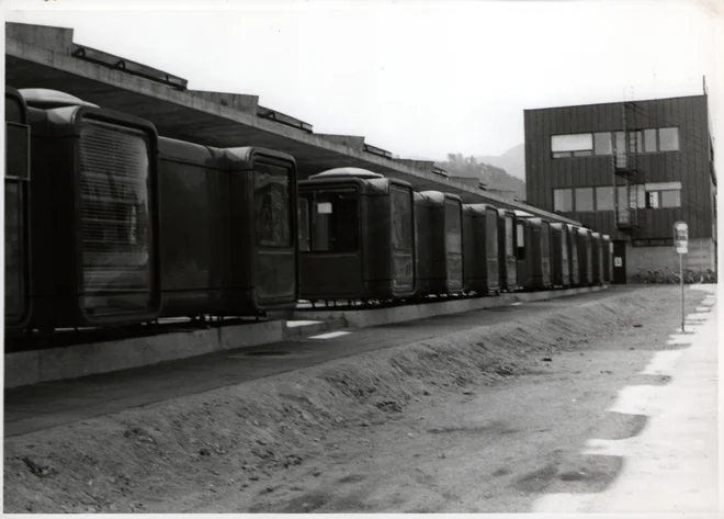 Kiosk z različnimi vsebinami na celjski avtobusni postaji. FOTO: Zgodovinski arhiv Celje