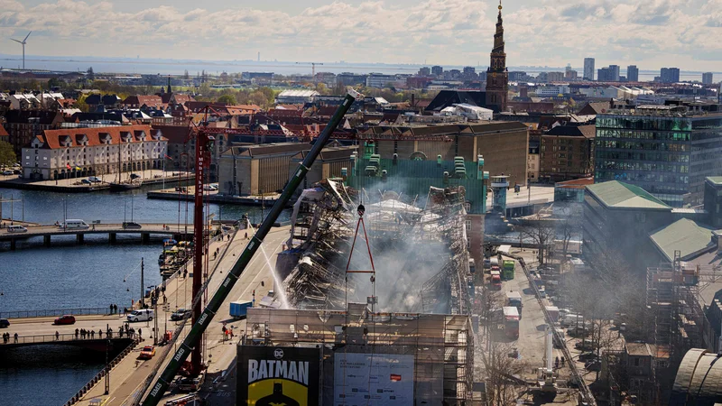 Gašenje bo predvidoma trajalo še 24 ur. FOTO: Liselotte Sabroe/AFP