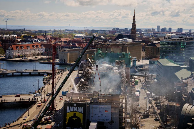 Gašenje bo predvidoma trajalo še 24 ur. FOTO: Liselotte Sabroe/AFP