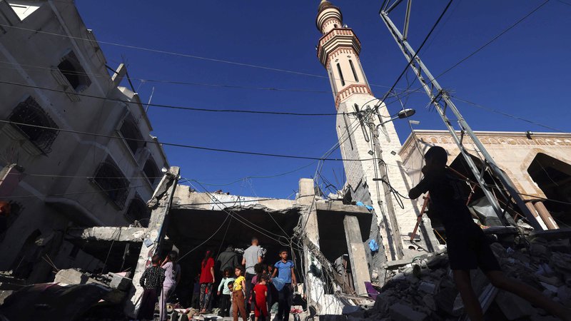 Fotografija: Današnje razdejanje po izraelskem nočnem bombardiranju v Rafi na jugu Gaze FOTO: Mohammed Abed/AFP