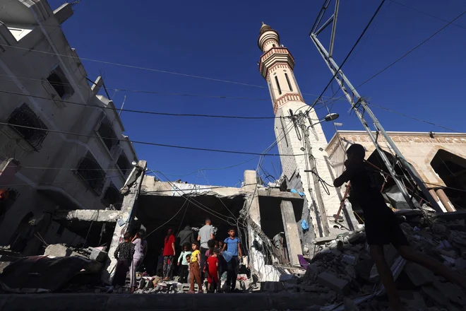 Današnje razdejanje po izraelskem nočnem bombardiranju v Rafi na jugu Gaze FOTO: Mohammed Abed/AFP
