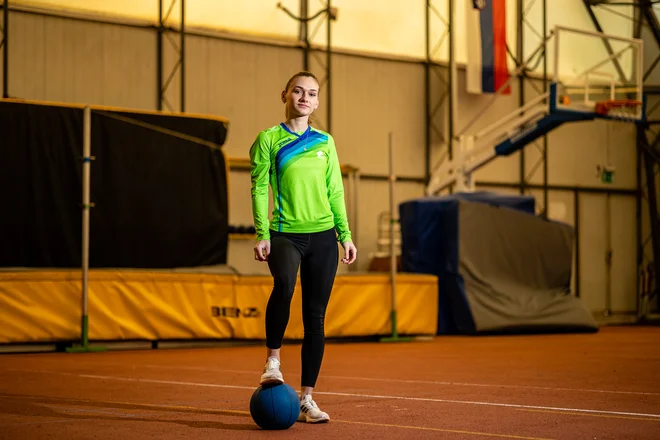 Vsestranska atletinja, ki je med drugim na olimpijadi gluhih osvojila zlati kolajni v mnogoboju in skoku v višino, Leja Glojnarič, je ena izmed ambasadork projekta Postani športnik. FOTO: Črt Piksi/Delo