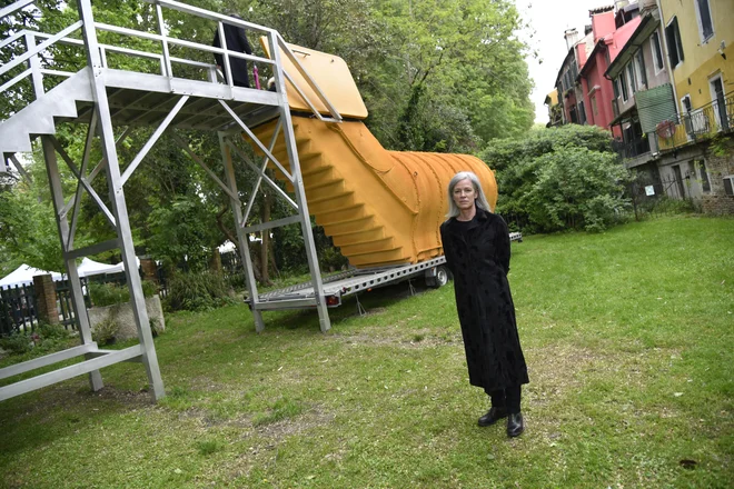 Nika Špan pred skulpturo, ki je hkrati tudi arhitektura in seveda slovenski paviljon. FOTO: Peter Rak