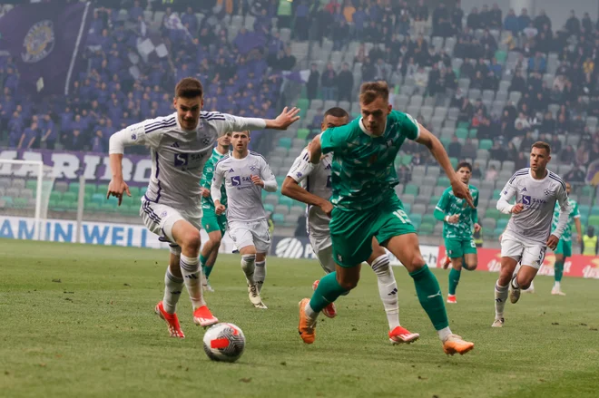 Predvsem prvih 20 minut derbija je postreglo z atraktivno predstavo na obeh straneh, potem se je tehtnica nagnila na stran Maribora. Foto Leon Vidic