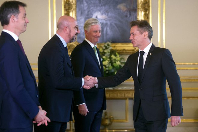 Goloba so v Bruslju pozdravili tudi belgijski premier Alexander De Croo, predsednik evropskega sveta Charles Michel in belgijski kralj FIlip. FOTO: Olivier Hoslet/AFP