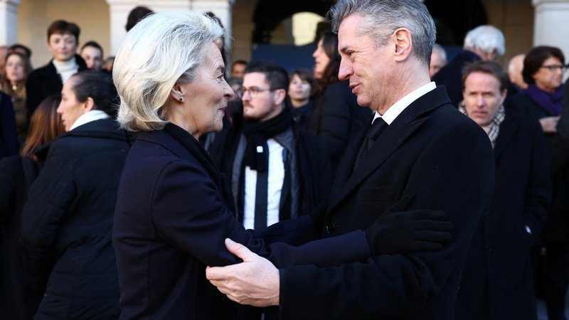 Fotografija: Robert Golob in Ursula von der Leyen v pogovoru na žalni slovesnosti ob smrti francoskega politika in nekdanjega predsednike evropske komisije Jacquesa Delorsa FOTO: Stephanie Lecocq/Reuters