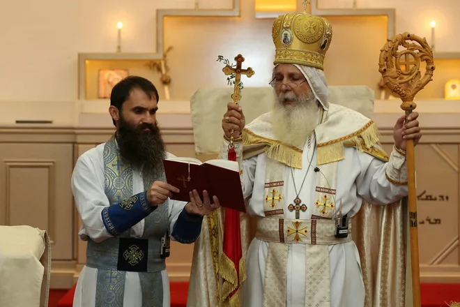 53-letni škof Mar Mari Emmanuel se je včeraj prvič oglasil iz bolnišnice, kjer okreva, in svoje privržence pozval, naj se zaradi napada ne maščujejo, temveč naj se obnašajo »v skladu s Kristusovim naukom«. FOTO: AAP via Reuters