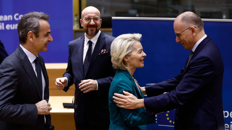 Fotografija: Kljub številnim težavam in kritikam najresnejša kandidatka za nov mandat na čelu evropske komisije ostaja Ursula von der Leyen. FOTO: Kenzo Tribouillard/AFP