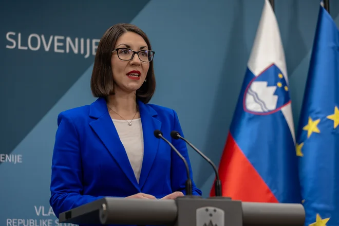 Preiskali so prostore dobaviteljev 13.000 prenosnih računalnikov državi, katerih nakup je bil tudi eden glavnih razlogov za interpelacijo ministrice za digitalno preobrazbo Emilije Stojmenove Duh. Š FOTO: Črt Piksi/Delo