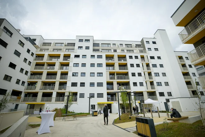 Stanovanja je zgradilo podjetje Gitri, ki je del skupine krškega gradbinca Kostak. FOTO:Jože Suhadolnik/Delo