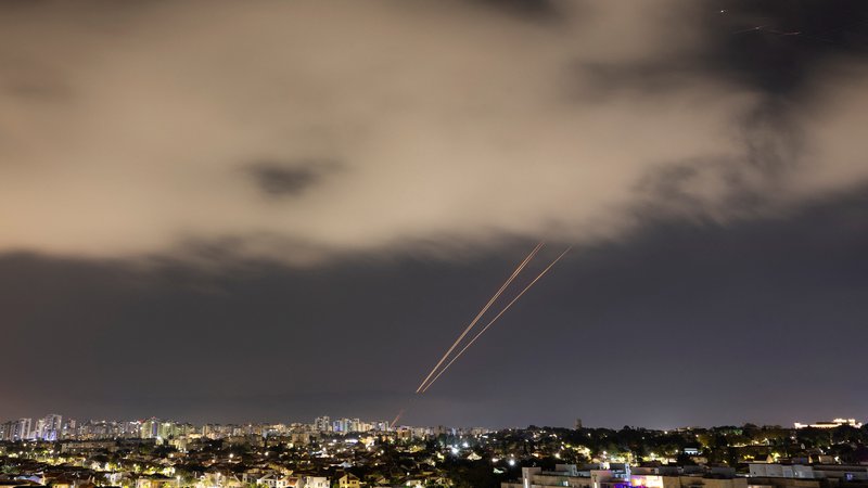 Fotografija: Iran je prejšnjo soboto na Izrael poslal več kot 300 izstrelkov, vendar je štiri linije izraelske zaščite prebilo samo nekaj balističnih raket. FOTO: Amir Cohen/Reuters