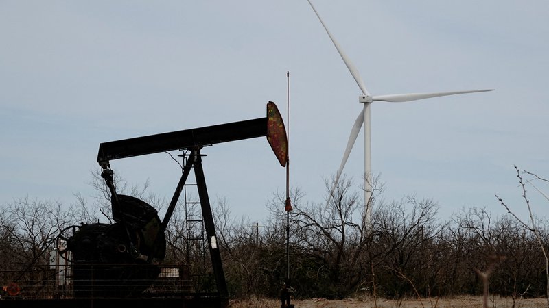 Fotografija: Čeprav naj bi bili v dobi zelenega prehoda, v ZDA še vedno močno stavijo tudi na naftno industrijo. FOTO: Bing Guan/Reuters