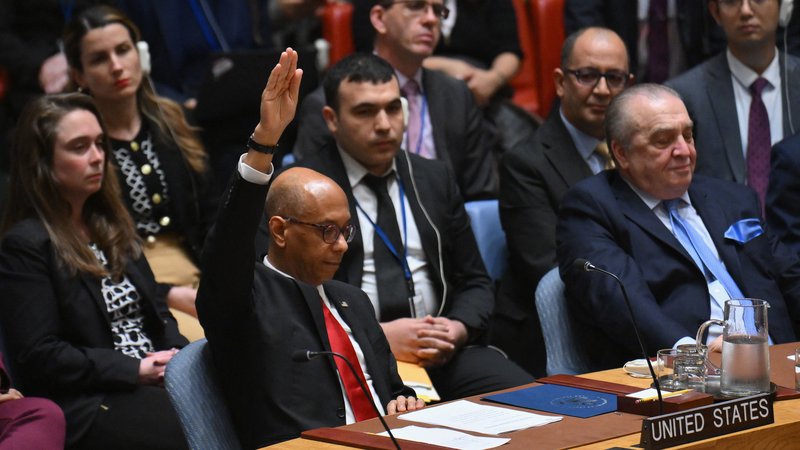 Fotografija: Namestnik ameriške veleposlanice v ZN Robert Wood je na resolucijo uporabil veto. FOTO: Angela Weiss/AFP