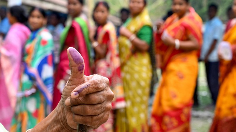 Fotografija: Indijka kaže s črnilom zaznamovani prst, potem ko je oddala svoj glas na prvi fazi splošnih volitev na volišču v vasi Kalamati. Do 1. junija bo sedem volilnih dni, ko bodo volitve potekale v različnih indijskih zveznih državah. Izid volitev naj bi bil znan 4. junija. Foto: Dibyangshu Sarkar/Afp