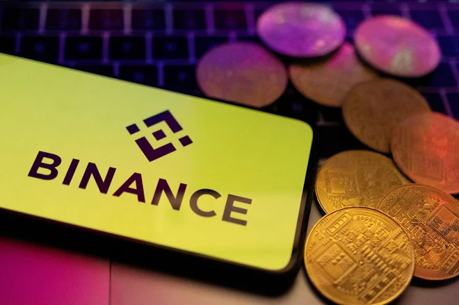 Izvršna direktorja platforme Binance v Nigeriji obtožujejo, da sta prispevala k njihovi finančni krizi.

Foto Dado Ruvić/Reuters